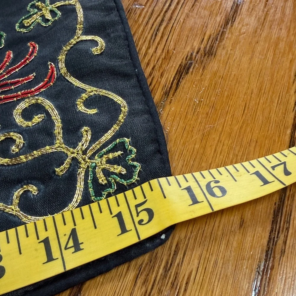 Traditional Chinese needlework pillow sham. Zip close.  Good vintage condition.